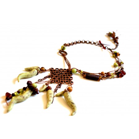 Collier asymétrique « Piment Vert » ethnique chic, pampilles piments en pâte polymère, graines, verre, tons cuivré pistache