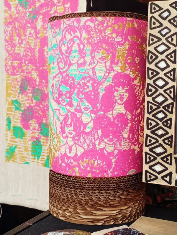 Lampe tube Femmes du Monde lin sérigraphié & carton recyclé