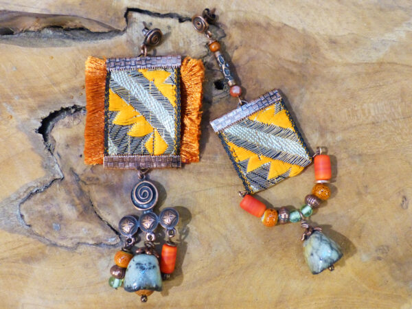 Boucles d'oreilles asymétriques orange vermillon mint