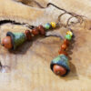 Boucles d'oreilles gouttes raku vert cognac beige