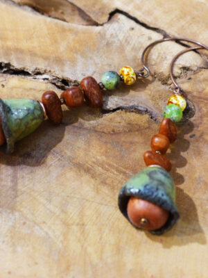 Boucles d'oreilles gouttes raku vert cognac beige