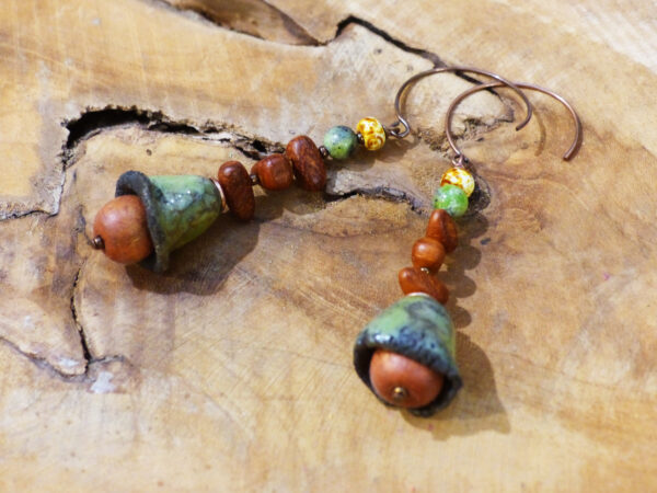 Boucles d'oreilles gouttes raku vert cognac beige