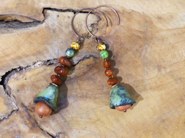Boucles d'oreilles gouttes raku vert cognac beige