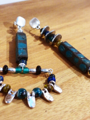 Boucles d'oreilles asymétriques bleu canard jaune noir