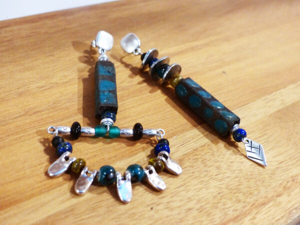 Boucles d'oreilles asymétriques bleu canard jaune noir