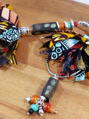 Boucles d'oreilles asymétriques raku wax