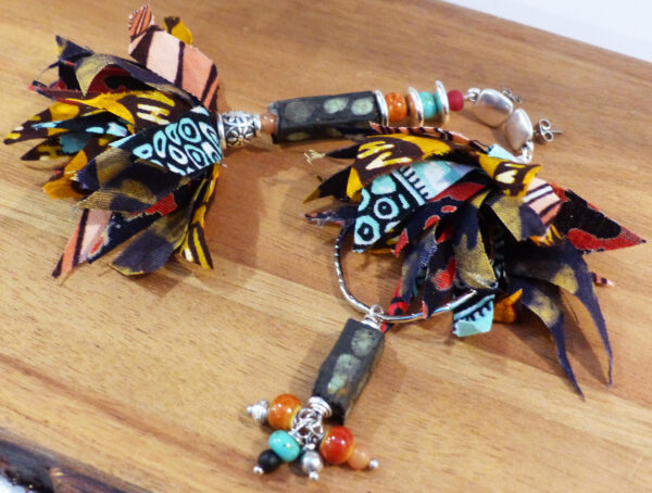 Boucles d'oreilles asymétriques raku wax