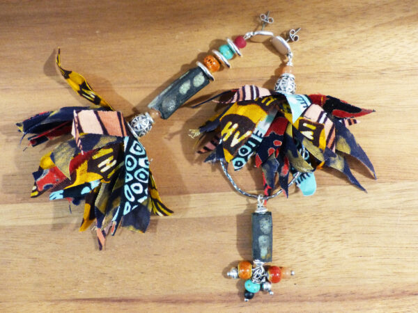 Boucles d'oreilles asymétriques raku wax