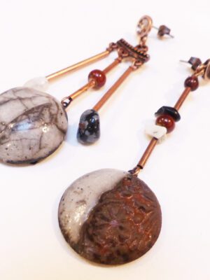 Boucles d'oreilles asymétriques brun noir blanc