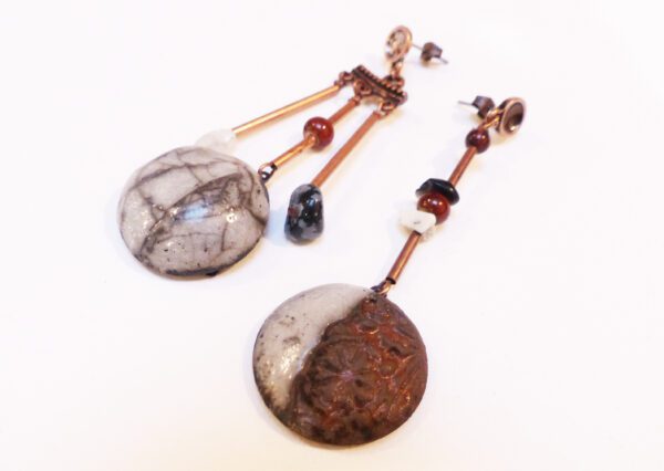 Boucles d'oreilles asymétriques brun noir blanc