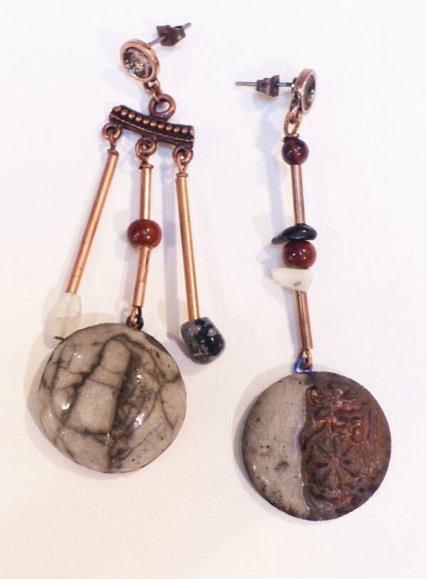 Boucles d'oreilles asymétriques brun noir blanc