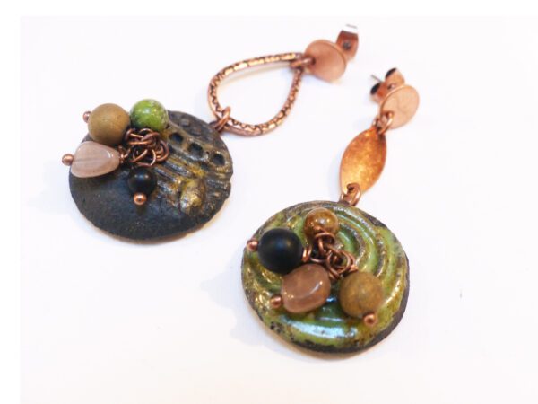 Boucles d'oreilles asymétriques raku vert pêche noir or