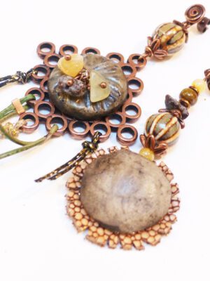 Boucles d'oreilles asymétriques raku cuir kaki beige