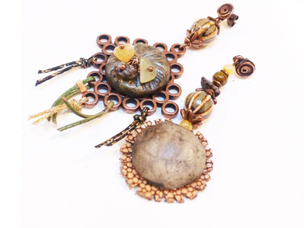 Boucles d'oreilles asymétriques raku cuir kaki beige