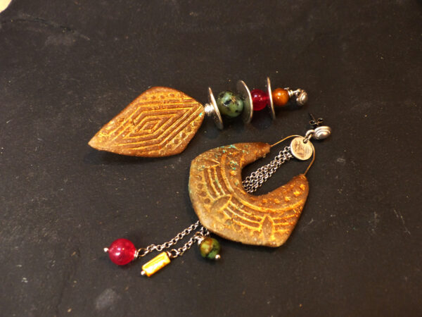 Boucles d'oreilles asymétriques Sable Bouclier Rondelles