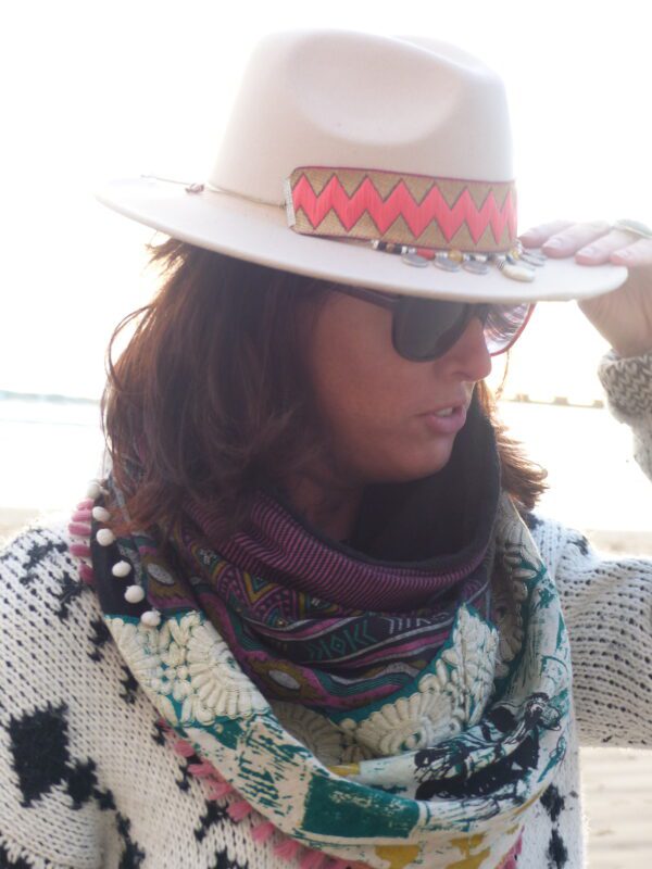 Chapeau à bijou corail en feutre beige T.U. ajustable