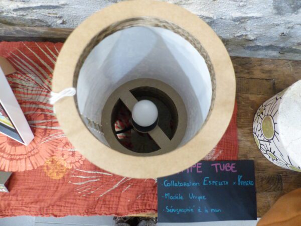 Lampe tube Femmes du Monde lin sérigraphié & carton recyclé