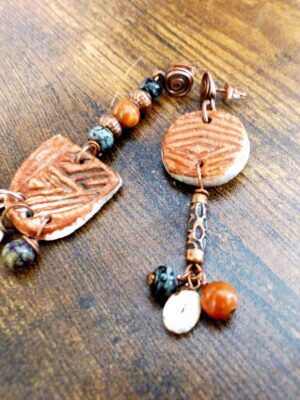 1000039633 Boucles d'oreilles Raku asymétriques brique et olive