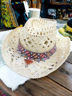 Chapeau bohème beige bijou lilas, corail & pêche