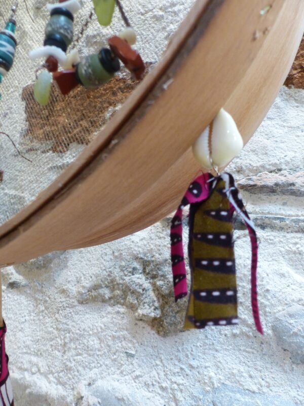 Portant à bijoux tamis/bois flotté/ciment/tissu wax Rose