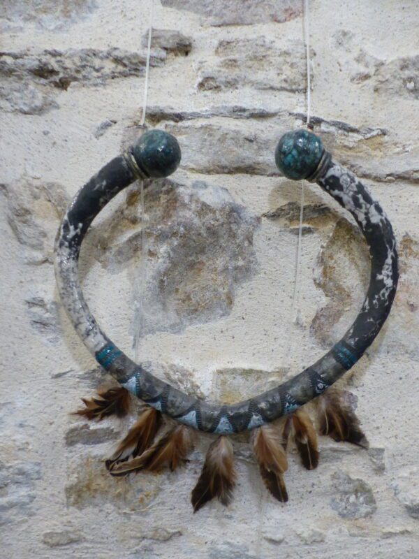 P1300302 Bijou torque raku XXL de décoration murale à plumes