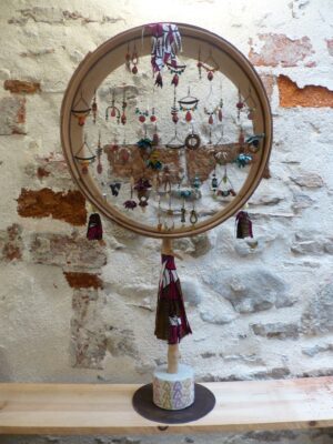 Portant à bijoux tamis/bois flotté/ciment/tissu wax Rose