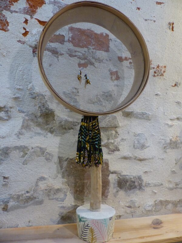 support à bijoux Portant à bijoux tamis/bois flotté/ciment/tissu wax multicolore