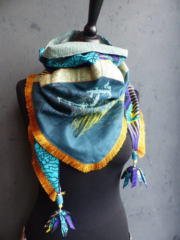 CHECHE "plumage bleu et jaune"