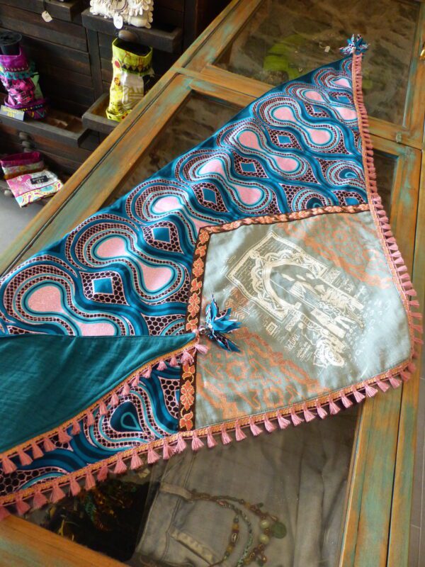 CHECHE " féminité pétrole et rose"