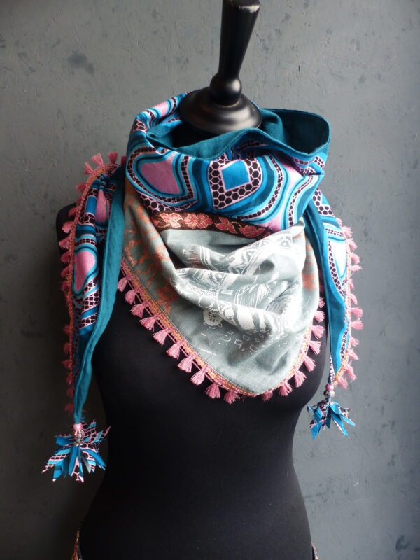 CHECHE " féminité pétrole et rose"