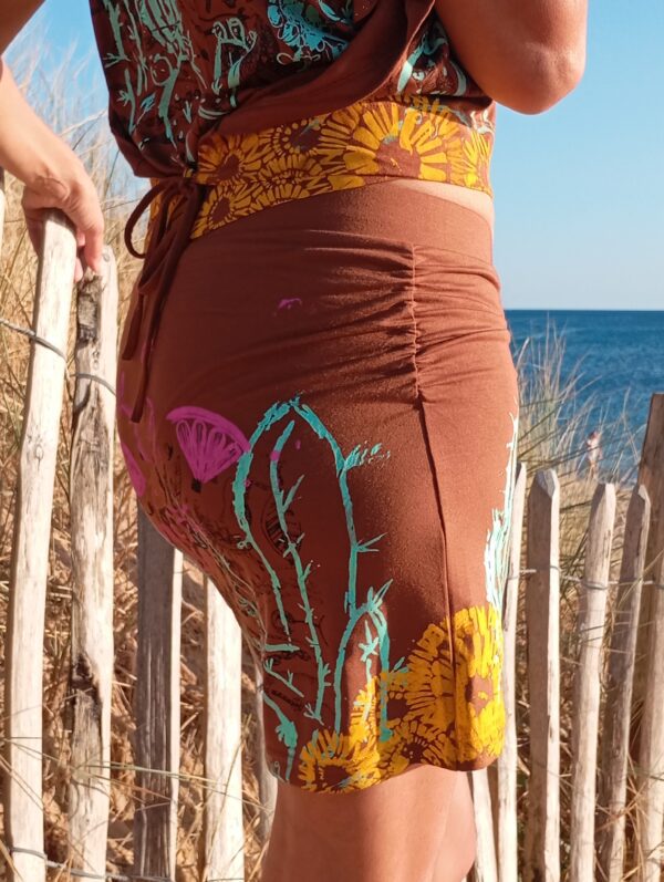 Jupe courte caramel sérigraphiée, coté plissé