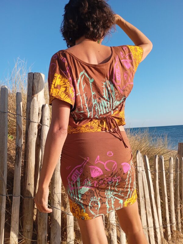 Jupe courte caramel sérigraphiée, coté plissé