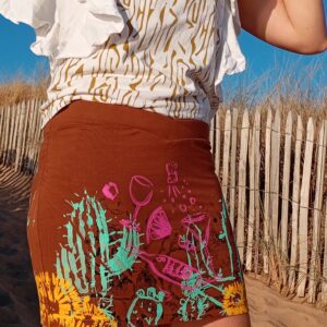 Jupe courte caramel sérigraphiée, coté plissé