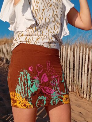 IMG_20260719_203936 Jupe courte caramel sérigraphiée, coté plissé