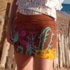 Jupe courte caramel sérigraphiée, coté plissé
