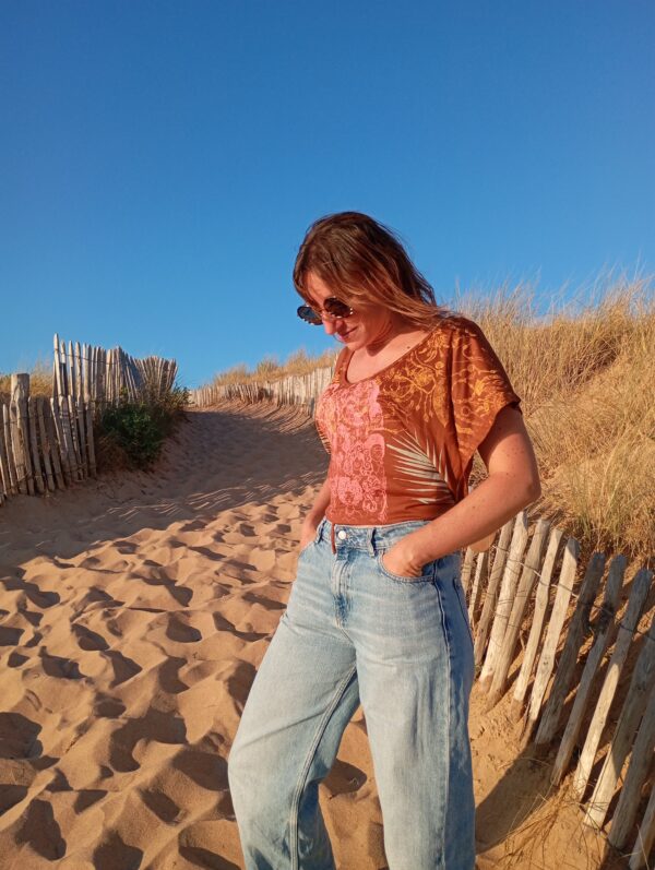 Top caramel sérigraphié, à nouer,  taille unique
