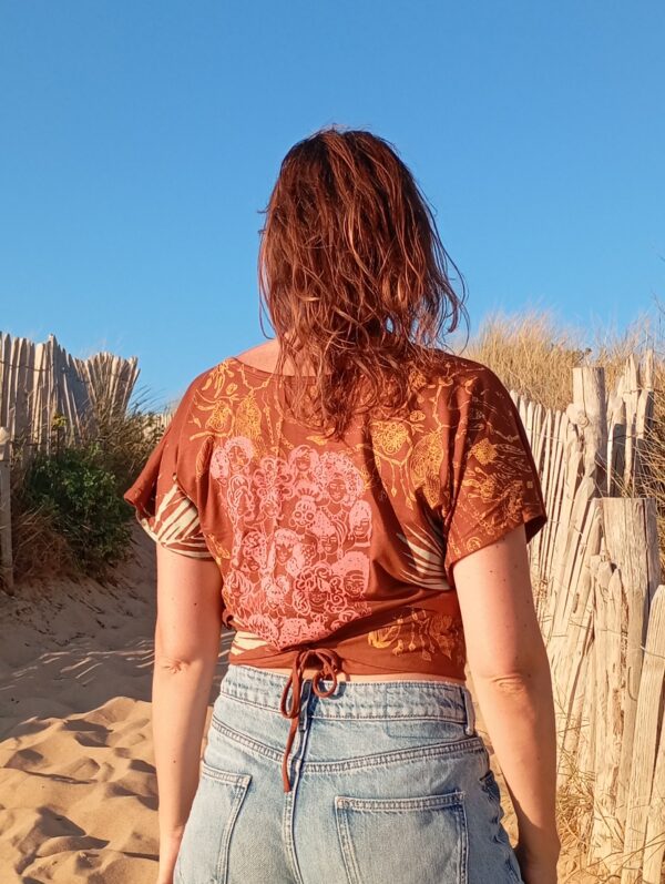 Top caramel sérigraphié, à nouer,  taille unique