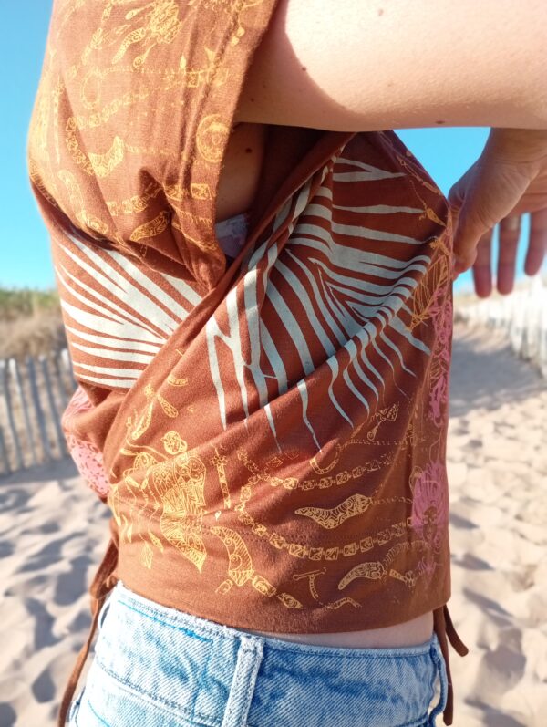 Top caramel sérigraphié, à nouer,  taille unique