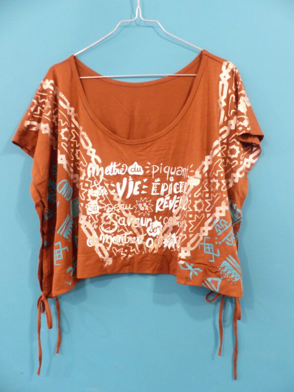 P1300757 Top caramel sérigraphié, à nouer, taille unique