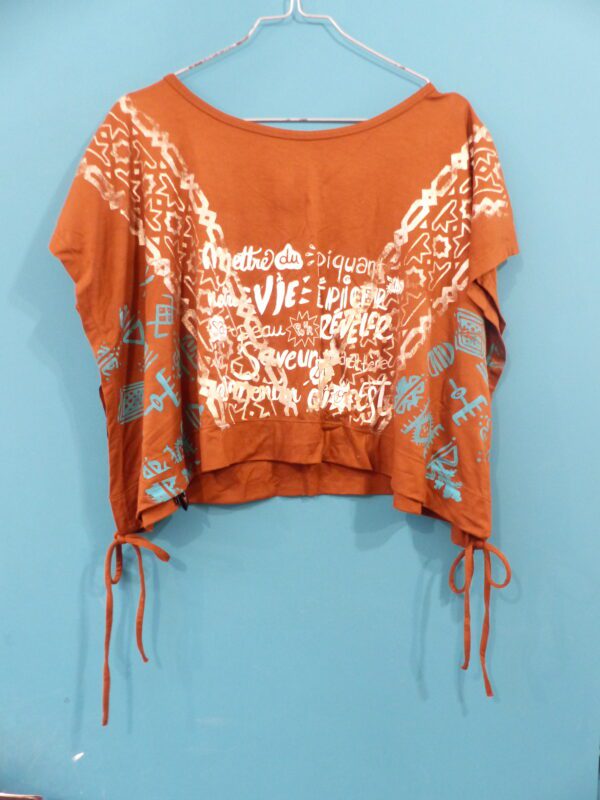 P1300758 Top caramel sérigraphié, à nouer, taille unique