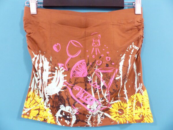 Jupe courte caramel sérigraphiée, coté plissé