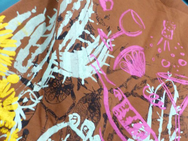 Jupe courte caramel sérigraphiée, coté plissé