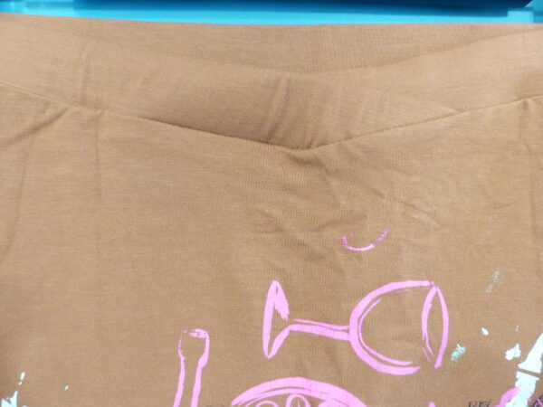 Jupe courte caramel sérigraphiée, coté plissé