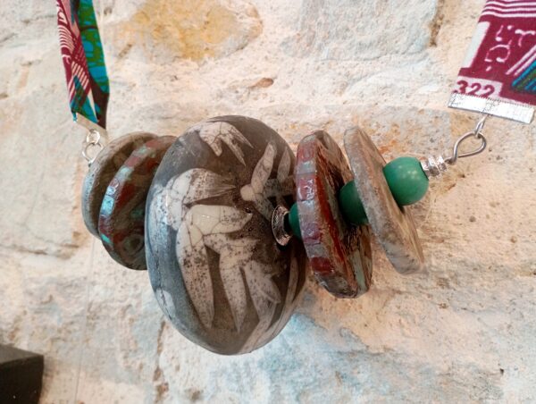 IMG_20260912_125444 Collier XL de décoration raku et wax (défaut)
