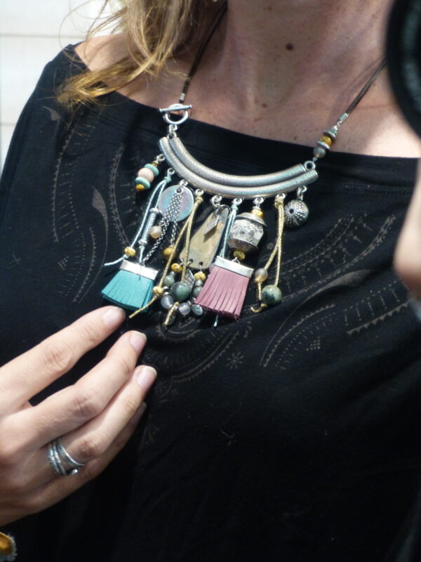 P1300974 Collier liane torque mint vieux rose et ocre